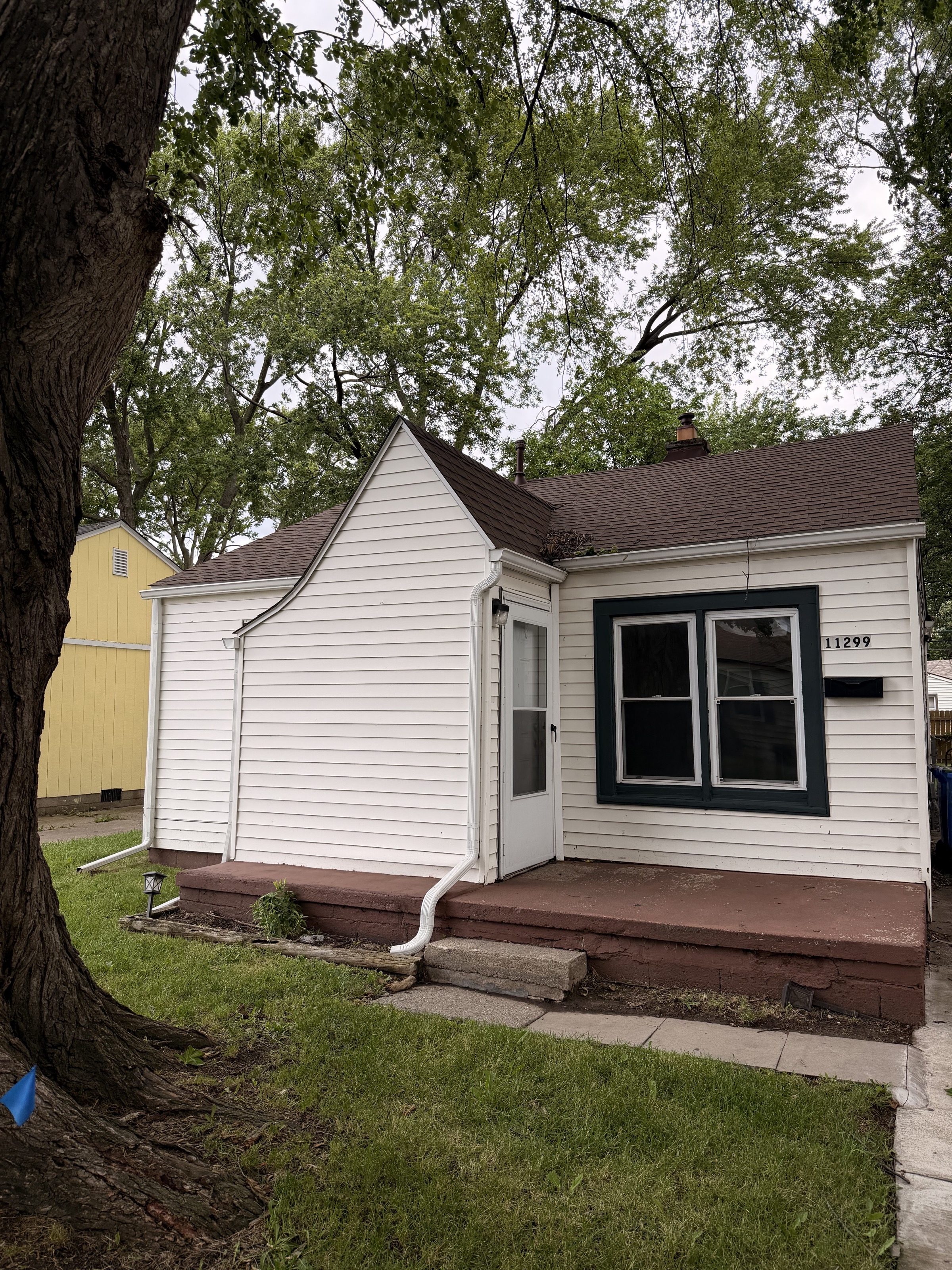 11299 Chalmers Ave - Photo 2